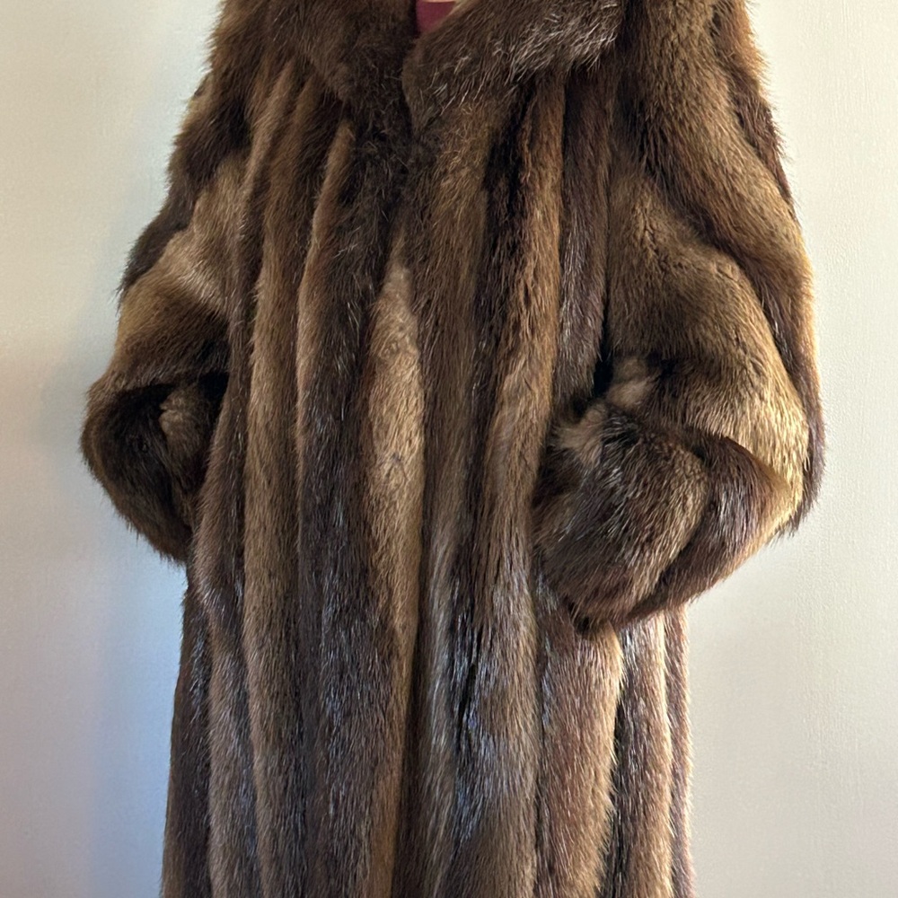 Luxurious Beaver/Fox Full-Length Fur Coat - Picture 9 of 13